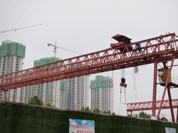 辽宁大连解决箱式龙门吊轨道啃轨问题的方法